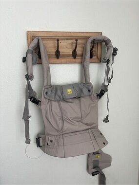 LÍLLÉbaby ergonomic in a neutral taupe color.